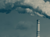 Industriële schoorstenen die rechtstreeks de atmosfeer vervuilen