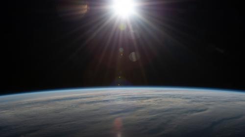 Soleil rayonnement solaire et la Terre dans l'espace