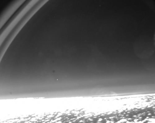 Surface de la Terre en bas et un point lumineux (satellite Salsa-C2)