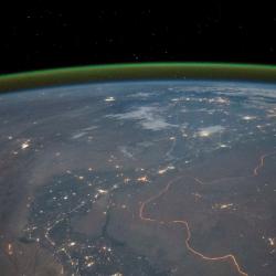 Nachtelijke groene luchtgloedlaag aarde